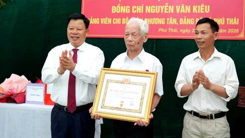 Trao tặng Huy hiệu 80 năm tuổi Đảng cho đảng viên ở xã Phú Thái