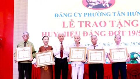 46 đảng viên phường Tân Hưng nhận Huy hiệu Đảng đợt 19/5