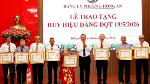 Hồng An trao Huy hiệu Đảng, thành lập thêm chi bộ doanh nghiệp