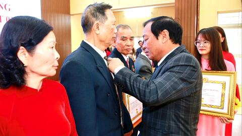 Đồng chí Lê Văn Hiệu trao Huy hiệu Đảng tặng đảng viên phường Hồng An
