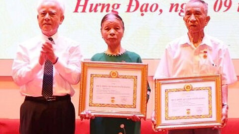 385 đảng viên phường Hưng Đạo và các xã Tiên Lãng, Kiến Hưng nhận Huy hiệu Đảng