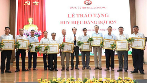 An Phong trao Huy hiệu Đảng, ghi nhận những cống hiến của đảng viên