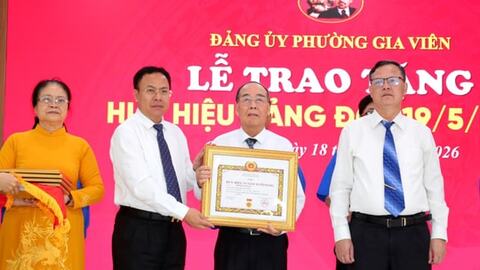 Gia Viên tri ân các đảng viên lão thành dịp 19/5