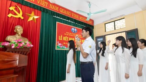 Tuổi 18 dưới lá cờ vinh quang của Đảng