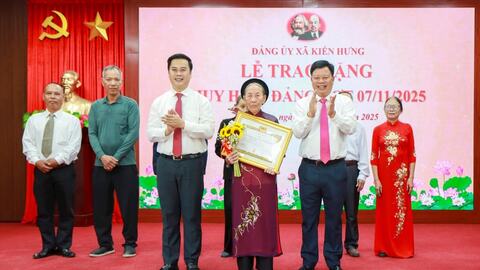 Đồng chí Lê Trung Kiên trao Huy hiệu Đảng tại các xã Kiến Hải, Kiến Hưng