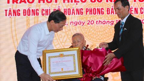 Phó bí thư Thường trực Thành ủy Đỗ Mạnh Hiến trao Huy hiệu 80 năm tuổi Đảng cho đảng viên ở xã Gia Lộc