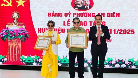 Đảng ủy các phường Kiến An, An Biên trao Huy hiệu Đảng dịp 7/11