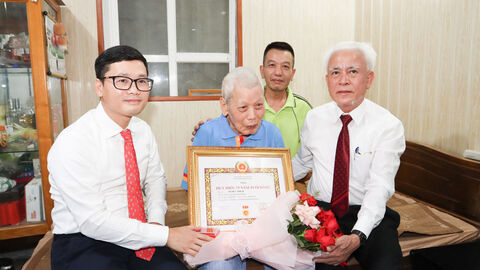 Đảng ủy xã Tiên Lãng trao tặng huy hiệu Đảng