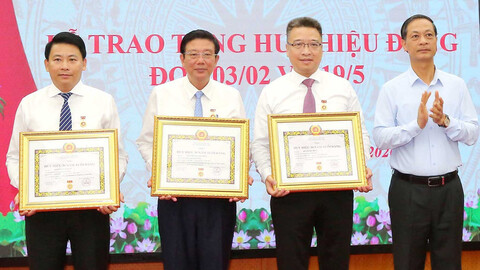 Phó Bí thư Thường trực Thành ủy Đỗ Mạnh Hiến trao Huy hiệu Đảng tặng các đảng viên