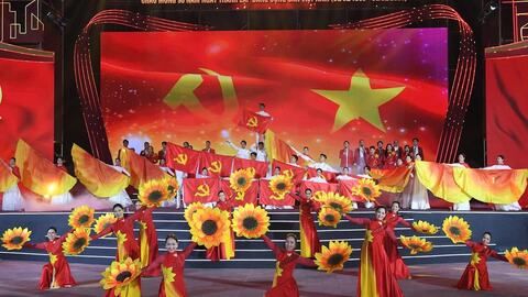 Bản hòa ca nghệ thuật mừng Đảng quang vinh, đất nước vươn mình