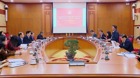 Đồng chí Trần Cẩm Tú chủ trì phiên họp cho ý kiến về công tác tuyên truyền, khánh tiết Đại hội XIV của Đảng