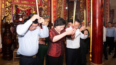 Phó Thủ tướng Chính phủ Phạm Thị Thanh Trà dâng hương tại chùa Tam Bửu - Phi Lai và Nhà mồ Ba Chúc