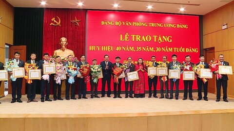 Văn phòng Trung ương trao tặng Huy hiệu 40 năm, 35 năm, 30 năm tuổi Đảng đợt 2/9