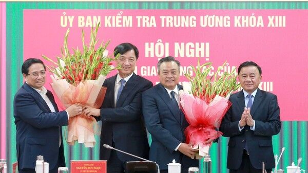 Hội nghị bàn giao công tác Chủ nhiệm Ủy ban Kiểm tra Trung ương