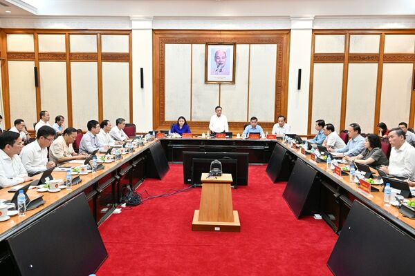 [Ảnh] Đồng chí Thường trực Ban Bí thư Trần Cẩm Tú làm việc với Văn phòng Trung ương Đảng