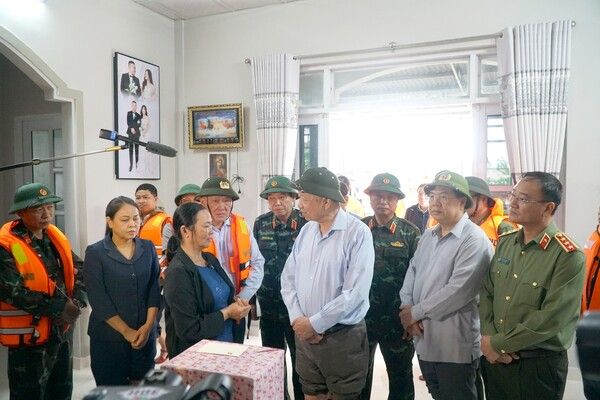 Ảnh: Tổng Bí thư Tô Lâm thăm, tặng quà người dân ảnh hưởng mưa lũ tại Thành phố Huế