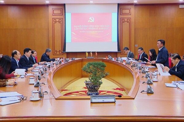 Đồng chí Trần Cẩm Tú chủ trì phiên họp cho ý kiến về công tác tuyên truyền, khánh tiết Đại hội XIV của Đảng