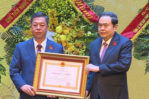 Nhà xuất bản Chính trị quốc gia Sự thật đón nhận Huân chương Lao động hạng Nhất