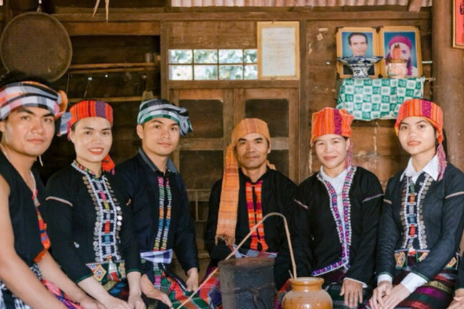 Chàng trai Bru Vân Kiều đưa văn hóa dân tộc lên TikTok, Facebook