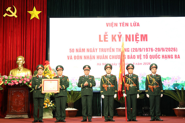 Viện Tên lửa đón nhận Huân chương Bảo vệ Tổ quốc hạng Ba