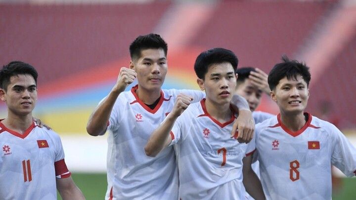 Thủ tướng gửi lời chúc mừng hai đội tuyển bóng đá Việt Nam tại SEA Games 33