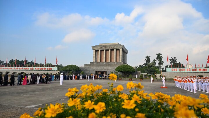 [Ảnh] Lãnh đạo Đảng, Nhà nước và các đại biểu Quốc hội vào Lăng viếng Chủ tịch Hồ Chí Minh