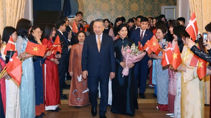 [Ảnh] Tổng Bí thư, Chủ tịch nước và Phu nhân gặp cộng đồng người Việt Nam tại Đan Mạch, Iceland và Nam Thụy Điển
