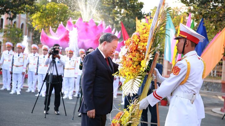 Tổng Bí thư Tô Lâm dâng hoa, dâng hương tưởng niệm Chủ tịch Hồ Chí Minh và các anh hùng liệt sỹ tại Quân khu 9