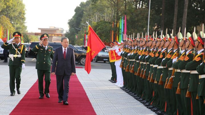 Ảnh: Tổng Bí thư Tô Lâm thăm và dự Lễ kỷ niệm 80 năm ngày truyền thống Lực lượng vũ trang Quân khu 9