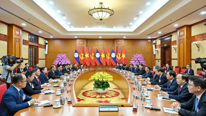 [Ảnh] Đồng chí Thường trực Ban Bí thư Trần Cẩm Tú hội đàm với Thường trực Ban Bí thư Trung ương Đảng Nhân dân Cách mạng Lào
