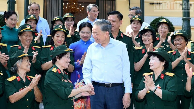 [Ảnh] Tổng Bí thư, Chủ tịch nước Tô Lâm gặp mặt Đại đội nữ lái xe Trường Sơn