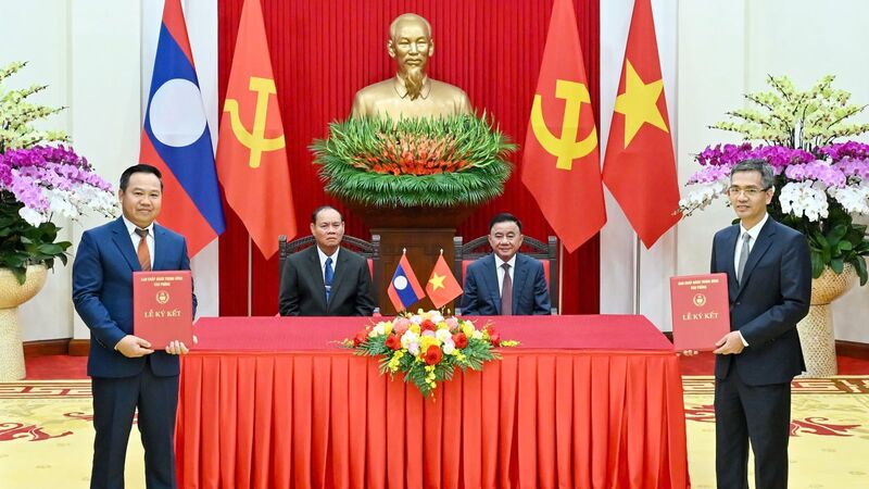 [Ảnh] Đồng chí Thường trực Ban Bí thư Trần Cẩm Tú và Thường trực Ban Bí thư Lào chứng kiến lễ trao văn kiện hợp tác