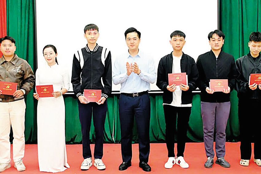 Đảng bộ xã Tiên Du chú trọng công tác phát triển đảng viên mới