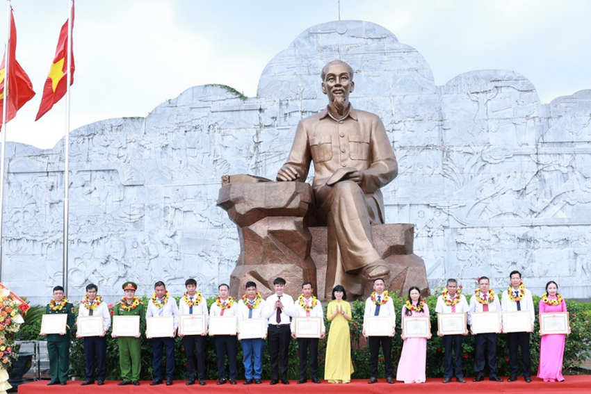 Đảng ủy xã Đông Phú báo công dâng Bác nhiều phần việc ý nghĩa