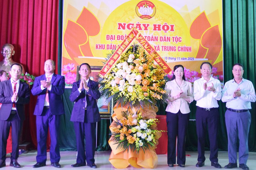 Chủ tịch Ủy ban MTTQ tỉnh Nguyễn Thị Hà dự Ngày hội Đại đoàn kết toàn dân tộc tại thôn Đào Xuyên