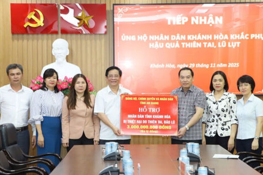 An Giang trao 10 tỷ đồng hỗ trợ 4 tỉnh miền Trung và Tây Nguyên khắc phục hậu quả thiên tai