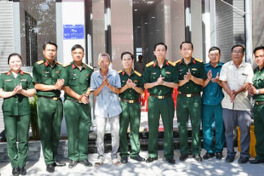 Bàn giao nhà Đồng đội, nhân kỷ niệm 80 năm Ngày Truyền thống lực lượng vũ trang Quân khu