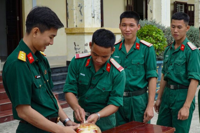 Ống heo nghĩa tình của người lính