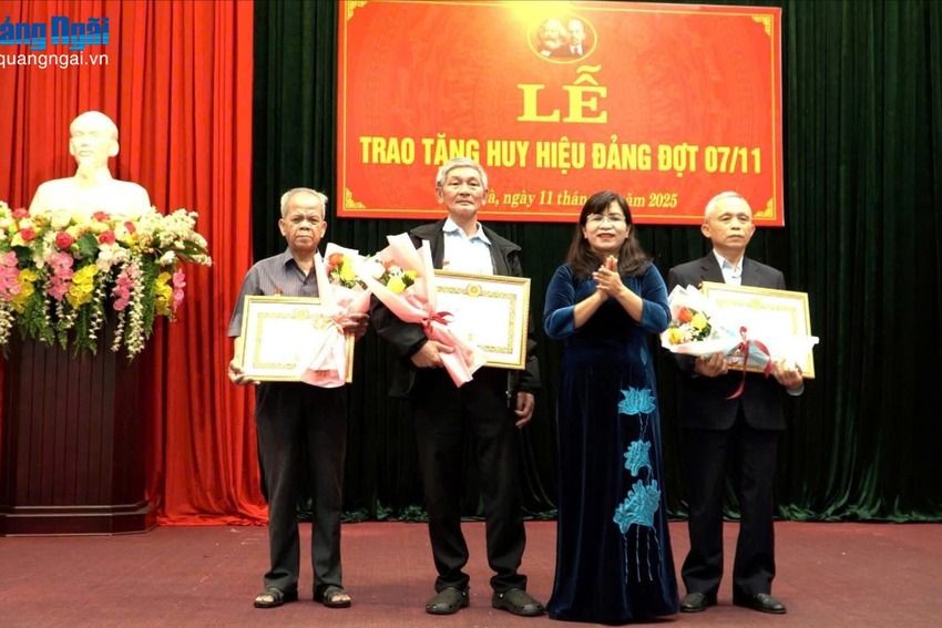 Đảng bộ xã Đăk Hà trao Huy hiệu Đảng cho 9 đảng viên