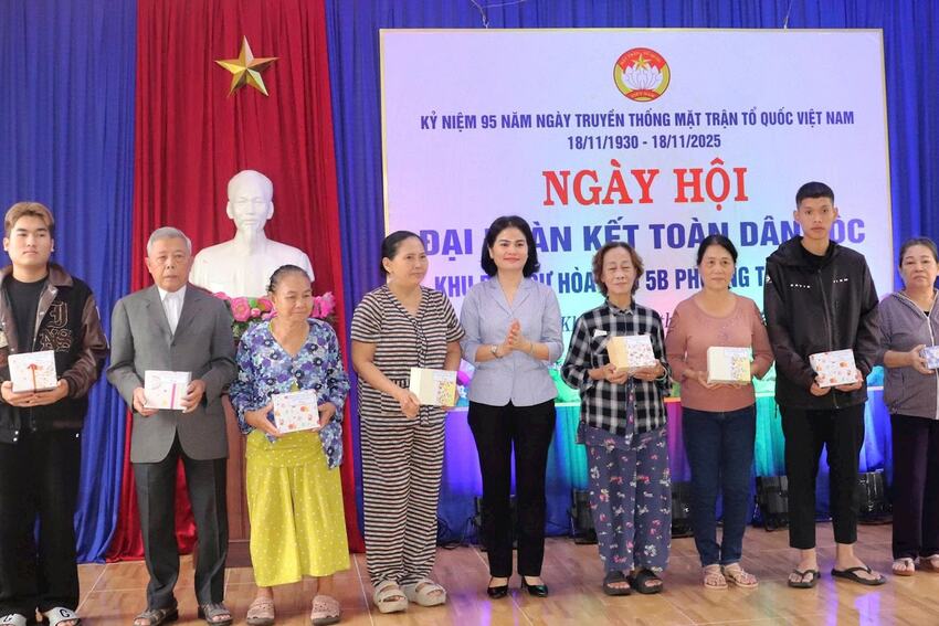 Chủ nhiệm Ủy ban Kiểm tra Thành ủy Lê Thị Mỹ Hạnh dự Ngày hội Đại đoàn kết tại khu dân cư