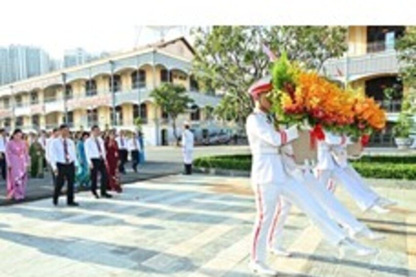 Đảng bộ các cơ quan Đảng TPHCM báo công lên Bác