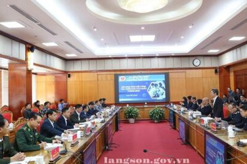 Đồng chí Đinh Hữu Học, Phó Chủ tịch Thường trực UBND tỉnh tiếp và làm việc với đoàn công tác của Cục Hải quan