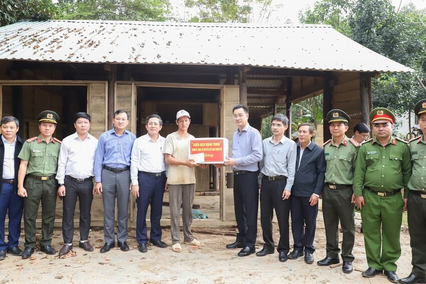 Bí thư Thành ủy Đà Nẵng thăm, động viên người dân xã Thượng Đức khắc phục hậu quả thiên tai