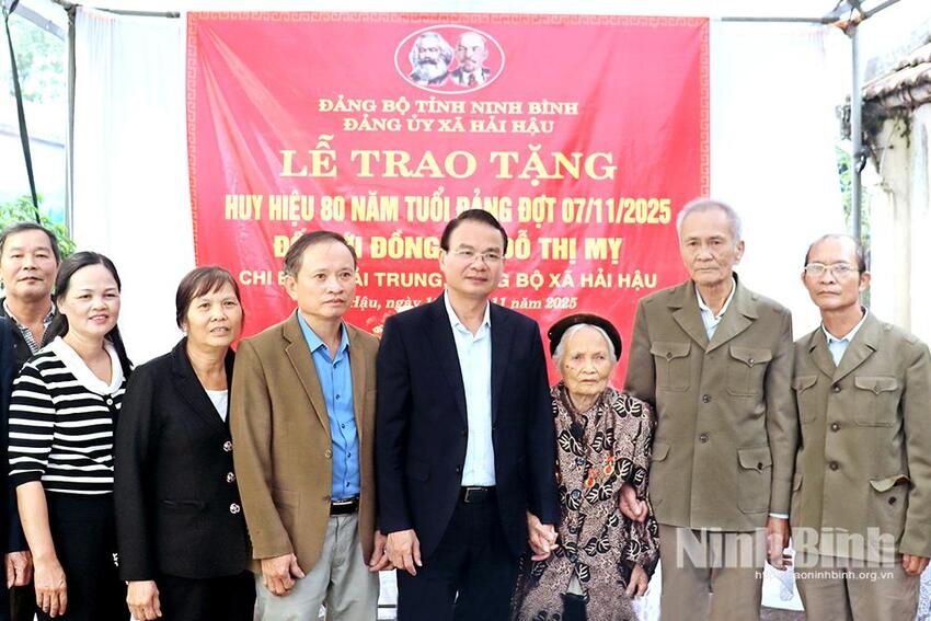 Đồng chí Bí thư Tỉnh ủy Đặng Xuân Phong trao Huy hiệu 80 năm tuổi Đảng cho đảng viên thuộc Đảng bộ xã Hải Hậu