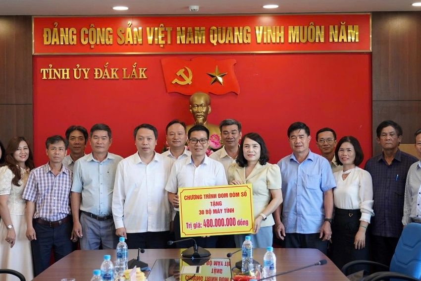 Trao 30 bộ máy tính hỗ trợ các trường học sớm ổn định dạy và học sau mưa lũ