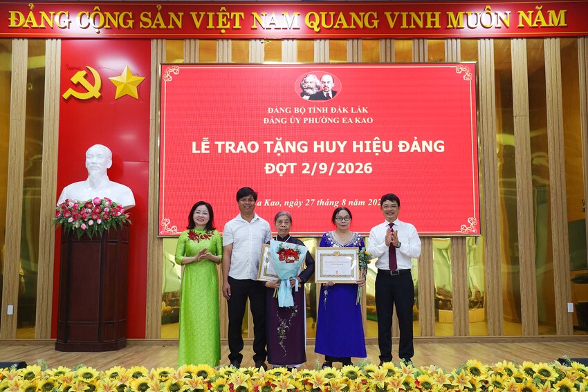 Phường Ea Kao trao tặng Huy hiệu Đảng đợt 02/9/2026 cho 116 đảng viên
