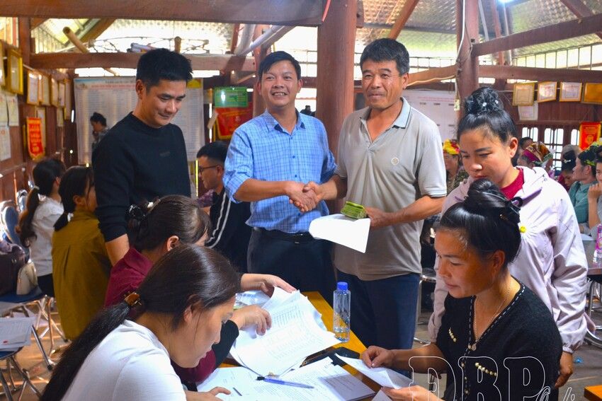 Chi trả tiền giải phóng mặt bằng cho người dân xã Sam Mứn