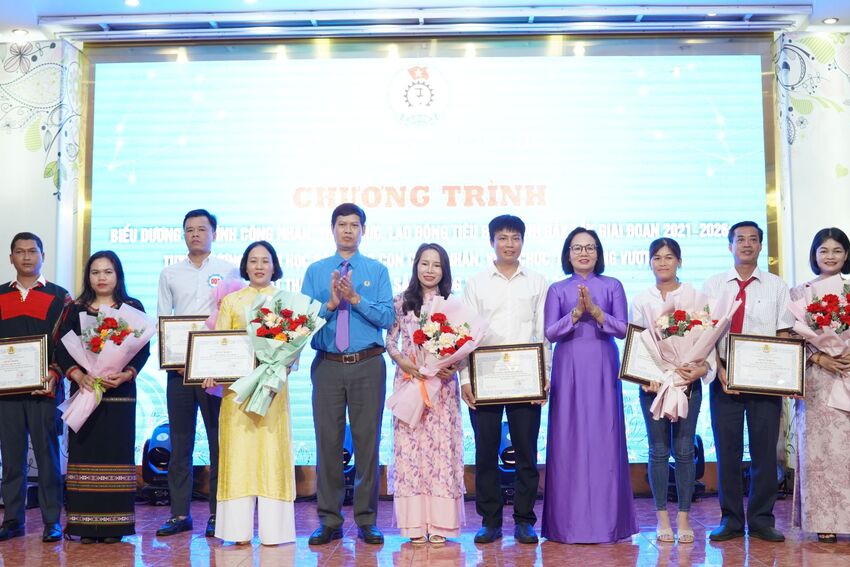 Biểu dương gia đình công nhân, viên chức, người lao động tiêu biểu tỉnh Đắk Lắk