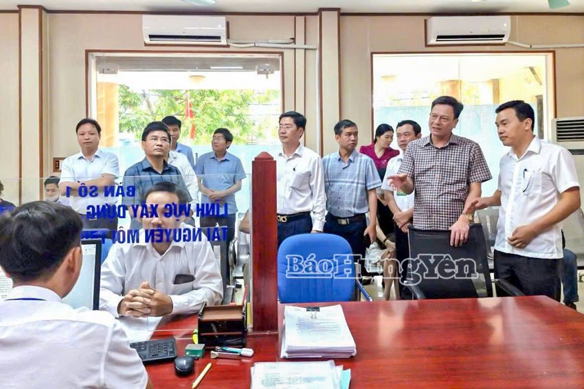 Kiểm tra việc chuẩn bị, tổ chức đại hội Đảng và triển khai vận hành chính quyền địa phương 2 cấp tại xã Hưng Hà