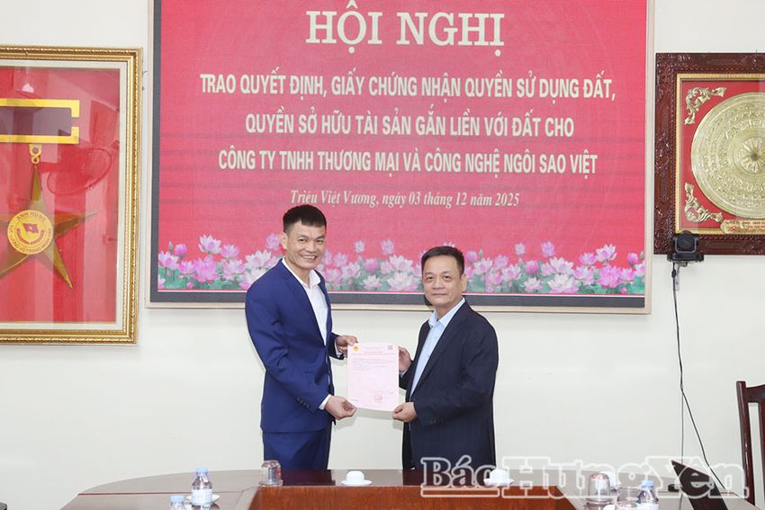 Xã Triệu Việt Vương: Trao Giấy chứng nhận quyền sử dụng đất cho doanh nghiệp